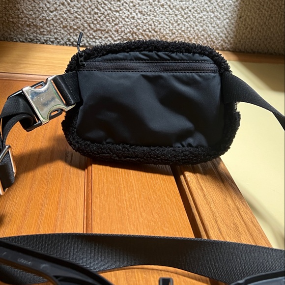 lululemon athletica Black Sherpa Everywhere Belt Bag - Picture 2 of 2